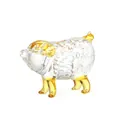 Détail macro d'une figurine de cochon en cristal faite à la main avec accents jaunes - Zodiaque - Cochon
