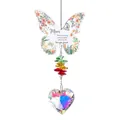 Vue détaillée de l'attrape-soleil papillon en cristal avec prisme cœur et texte Mom - Cadeau Papillon-Coeur / Longueur Totale 32cm