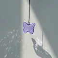 Élégant attrape-soleil papillon en cristal violet avec facettes réfléchissant la lumière - Pendentif Papillon / Corde marron / Violet Cristal