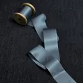 Cinta de seda de alta calidad en gris pizarra sobre un carrete de madera vintage para DIY - 2.5cm x 5m (Con Carrete de Madera) / Azul Gris Oscuro