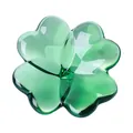 Detalle de cerca de un adorno de cristal de trébol de cuatro hojas verde translúcido - Estilo 3D Facetado / Adorno Trébol 78x78x38mm