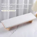 Reposabrazos ergonómico para uñas blanco ruso con diseño inclinado y base de madera natural - Estilo con Soporte Inclinado / Blanco