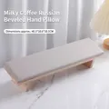 Elegante cojín reposamanos de manicura rusa en madera con cuero gris inclinado - Estilo con Soporte Inclinado / Café con Leche
