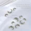Dijes para uñas en forma de media luna dorada iridiscente en dos tamaños para el arte de uñas - Estilo Luna Dorada Diamantes AB (G980)