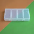 Hochwinkelansicht einer klaren Schmuck-Aufbewahrungsbox aus Kunststoff mit 4 Fächern - 19.5*11.3*3cm / 1+4-Gitter-Box