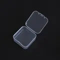 Gros plan d'une boîte de rangement carrée en plastique PP transparent avec couvercle. - 4.5x4.5x2cm / Transparent