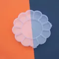 Detalle de la caja de almacenamiento de plástico transparente en forma de flor con 13 rejillas - Forma de Girasol de 13 Compartimentos / 15.5x15.5x1.9cm / Transparente