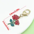 Eleganter Emaille-Rosen-Schlüsselanhänger mit roten Blüten und Goldverschluss, 5,8 cm - Goldene Emaille Rote Rose Herz Hummerverschluss (ER2287)