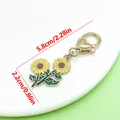 Sonnenblumen-Emaille-Schlüsselanhänger mit goldenem Herz-Karabinerverschluss, 5,8 cm - Goldene Emaille Sonnenblume Herz Hummerverschluss (ER2285)