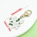 Eleganter weißer Emaille-Lilien-Schlüsselanhänger mit Goldherz-Verschluss, 5,8 cm Länge - Goldene Emaille Weiße Lilie Herz Hummerverschluss (ER2289)