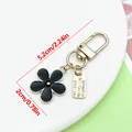 Llavero de flor de cerezo en esmalte negro con elegantes herrajes de metal dorado - Colgante de flor de cerezo esmaltada (ER2265) / 2x5.7cm / Negro