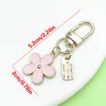 Llavero de flor de esmalte rosa en acabado dorado que muestra medidas de 5,2 cm - Colgante de flor de cerezo esmaltada (ER2263) / 2x5.7cm / Rosa