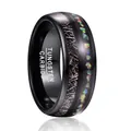 Détail macro d'une bague de 8mm en carbure de tungstène noir avec incrustation d'opale - Taille 7 / Noir