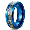 Detalle macro de anillo de carburo de tungsteno azul de 8 mm con patrón céltico oro - Talla 6 / Azul
