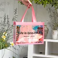 Grande borsa da spiaggia in PVC laser rosa cangiante con design 'Life is beautiful' - Rosa brillante