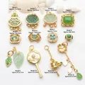 Detailansicht von 12 altgoldenen Jadeschmuckanhängern für DIY-Schmuck - Stil 1 (Ruyi-Schloss)
