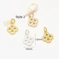 Gedetailleerde close-up van 18K vergulde klaver hanger bedel met afmetingen 12 mm bij 14 mm - Stijl 2 Klavertje (GF-532) / 1 Stuk / Zilver