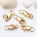 Gros plan sur des fermoirs mousquetons plaqués or 14K pour la création de bijoux - 4x10mm / Or 18 carats