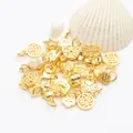 Detalle macro de varios dijes chapados en oro de 18k para la creación de collares y joyas DIY - Estilo 1 / Chapado en oro 18K