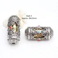 Nahaufnahme von tibetischen Mantra-Perlen mit eingelegten Türkis- und Korallensteinen für Schmuck. - Stil 4 (GF-468) / 28x15mm