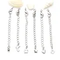 Detalle de cadenas de extensión plateadas con cierre de mosquetón y varios colgantes - Cadena de Extensión con Colgante de Bola / Cierre de Langosta 10mm / Oro blanco
