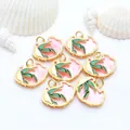 Gros plan de pendentifs Ruyi en forme de nuage plaqués or avec émail rose et feuilles vertes. - Type 2 Motif Feuille de Bambou (GF-310) / 5 Pièces / Rose