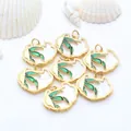 Vue détaillée de pendentifs serrure Ruyi plaqués or avec motif bambou en émail - Type 3 Motif Feuille de Bambou (GF-310) / 5 Pièces / Blanc