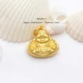 Primer plano del colgante de Buda dorado mate con anotación de tamaño de 18,5x18,2 mm - Estilo Mini Buda Maitreya (4号款) / Aprox. 18.5x18.2mm Grosor 7.5mm