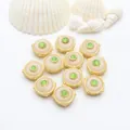 Dettaglio di perle distanziatrici in rame dorato con pietre verdi e crema - Ciondolo Distanziatore Rotondo (GF-306) / Beige / Centro Verde (GF-306 No. 3)