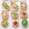 Vue macro de diverses perles en filigrane d'or vintage avec pierres colorées. - Style 1 (GF-174)