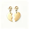 Detailansicht von goldenen Edelstahl-Herzanhängern mit Karabinern für DIY-Schmuckherstellung - 2er Set / Gold