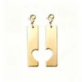 Vue détaillée des pendentifs cœur en acier inoxydable doré poli miroir avec mousqueton - Ensemble Puzzle Barre / Or