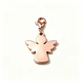Nahaufnahme eines roségoldenen, spiegelpolierten Engelsanhängers aus Edelstahl für Schmuck. - Engel Anhänger / Roségold
