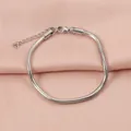 Detailaufnahme eines 3mm Schlangenkette-Armbands aus Edelstahl mit Karabinerverschluss - Stahlfarben