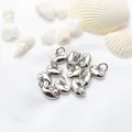 Detailansicht von silbernen Glückswolke-Ingot-Anhängern für DIY-Schmuckherstellung. - Glückswolkenbarren (A-122) / 5 Stück Set / Weißgold