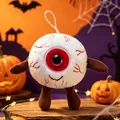 Detailansicht eines flauschigen Plüsch-Halloween-Augapfels mit weichem Fell und Stickereien - Rot / 15cm