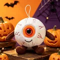 Detaillierte Nahaufnahme des Halloween-Plüsch-Augapfel-Anhängers mit Stickereien - Orange / 15cm