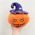 Jouet en peluche citrouille d'Halloween avec un chapeau de sorcière violet pour décor - 20cm / Citrouille à Chapeau Bleu
