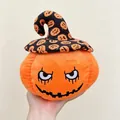 Gros plan d'une peluche de citrouille d'Halloween avec un chapeau de sorcier rigolo - 20cm / Citrouille à Chapeau Orange