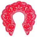 Détail d'un faux col en dentelle de soie de lait rouge brodé à motif floral - Grand Col Claudine / Rouge