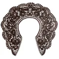 Vue détaillée du motif floral ajouré complexe sur ce col en dentelle de soie de lait. - Grand Col Claudine / Café Foncé