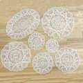 Vista detallada de elegantes tapetes de encaje blanco bordados en varias formas - Circular 15cm / Blanco