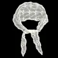 Gedetailleerd zicht op wit bloemenkantborduurwerk op een delicate mesh zonwerende hoofddoek. - Vijfblads Bloemen Stijl (3#) / Wit