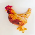 Vista lateral detallada de un cojín de peluche de gallo realista con plumas - 30cm / Gallina Vieja