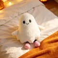 Peluche de fantôme d'Halloween mignonne avec chaussures roses et sourire sur un lit douillet - Fantôme Blanc (Avec Chaussures)