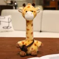 Adorable peluche de jirafa amarilla de cuello largo con un pequeño bolso marrón en mesa - Jirafa / 23cm