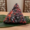 Cuscino di peluche Zongzi triangolare con trama marmorizzata rossa e nera. - Stile Salute Cinque Neri / 15cm