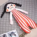 Mignonne poupée en peluche Abeibei avec tenue à rayures rouges et blanches et visage grognon - Sésame / 65cm