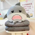 Lindo cojín de peluche de tiburón y manta gris 2 en 1 para siestas en oficina y coche - Almohada 40x40cm / Manta 150x100cm / Tiburón Gris