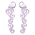 Nahaufnahme der komplizierten Textur symmetrischer lavendelfarbener Spitzenblumen-Patches - 2 Stück / Lila